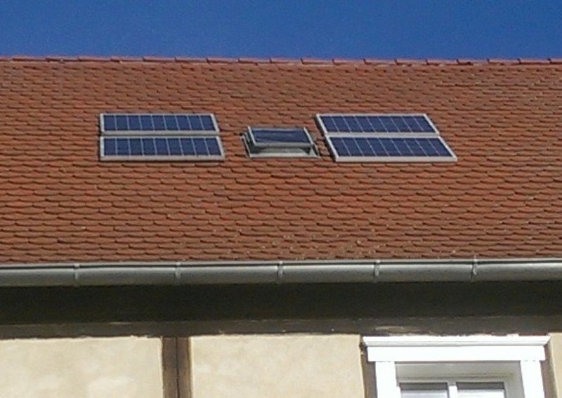 Vier Solarzellen auf dem Dach